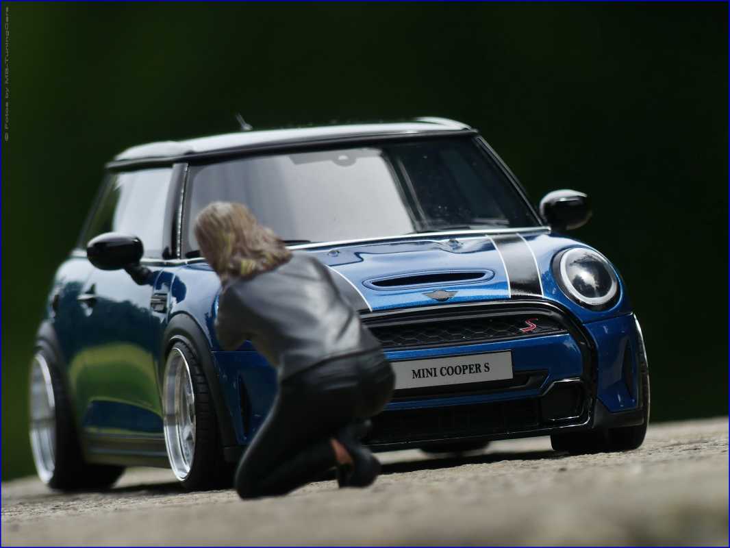 1:18 Mini Cooper S 2021 - Island Blue/White Stripes Edition inkl. OVP